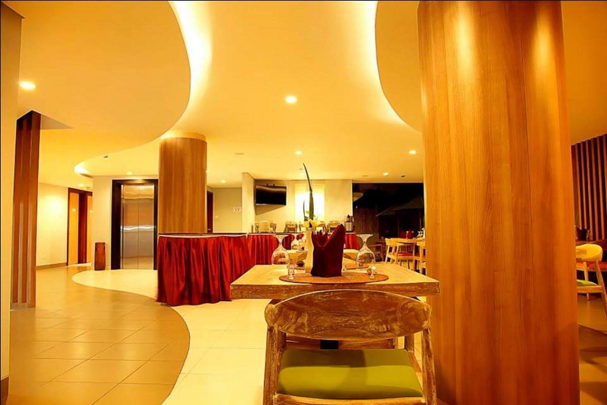 Santosa City Hotel 덴파사르 외부 사진